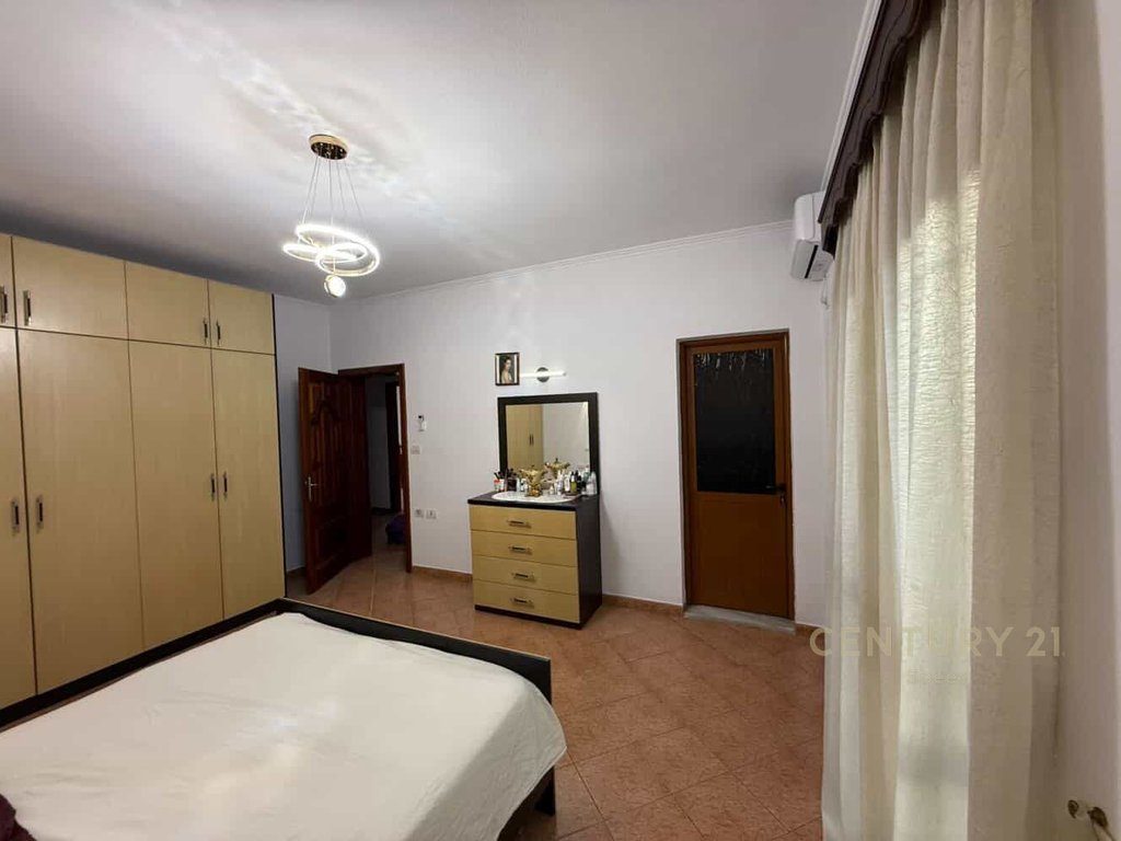 Jepet me qira apartament 2+1+2 në zonën e Pallatit me Shigjeta, pranë Tregut të Ri!