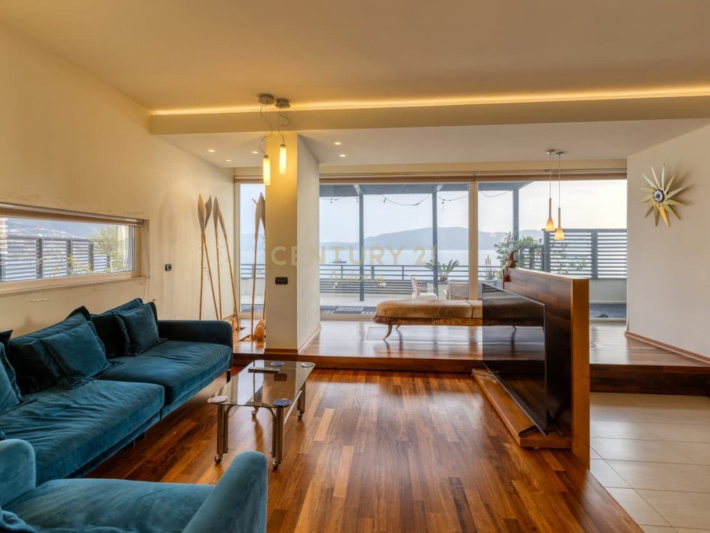 Penthouse Ekskluziv me Pamje Panoramike nga Deti në Lungomare 1, Vlorë