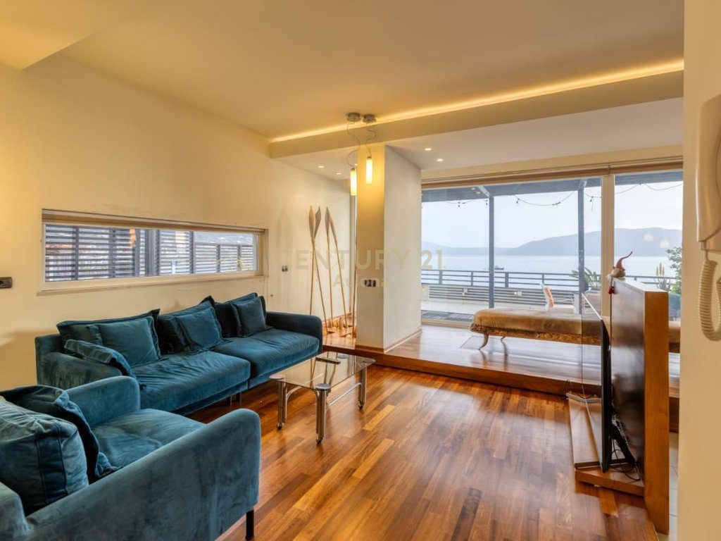 Penthouse Ekskluziv me Pamje Panoramike nga Deti në Lungomare 1, Vlorë