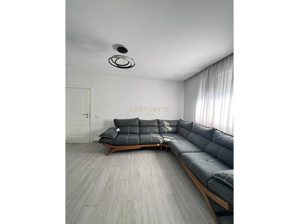 Apartament 3+2 per Shitje tek Stadiumi, Durrës !