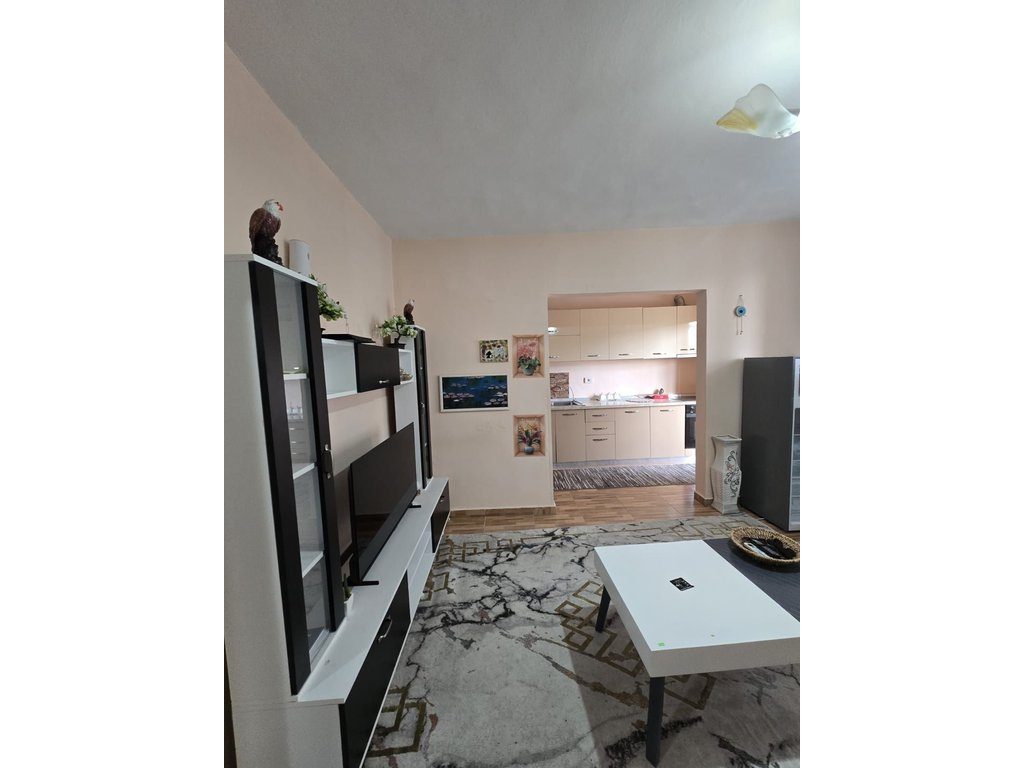 Shitet apartament 1+1 i mobiluar në qendër të Babrrus