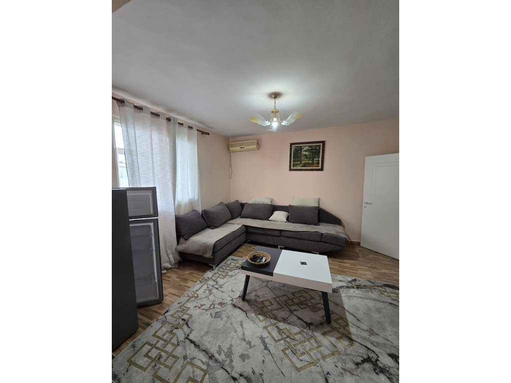 Shitet apartament 1+1 i mobiluar në qendër të Babrrus