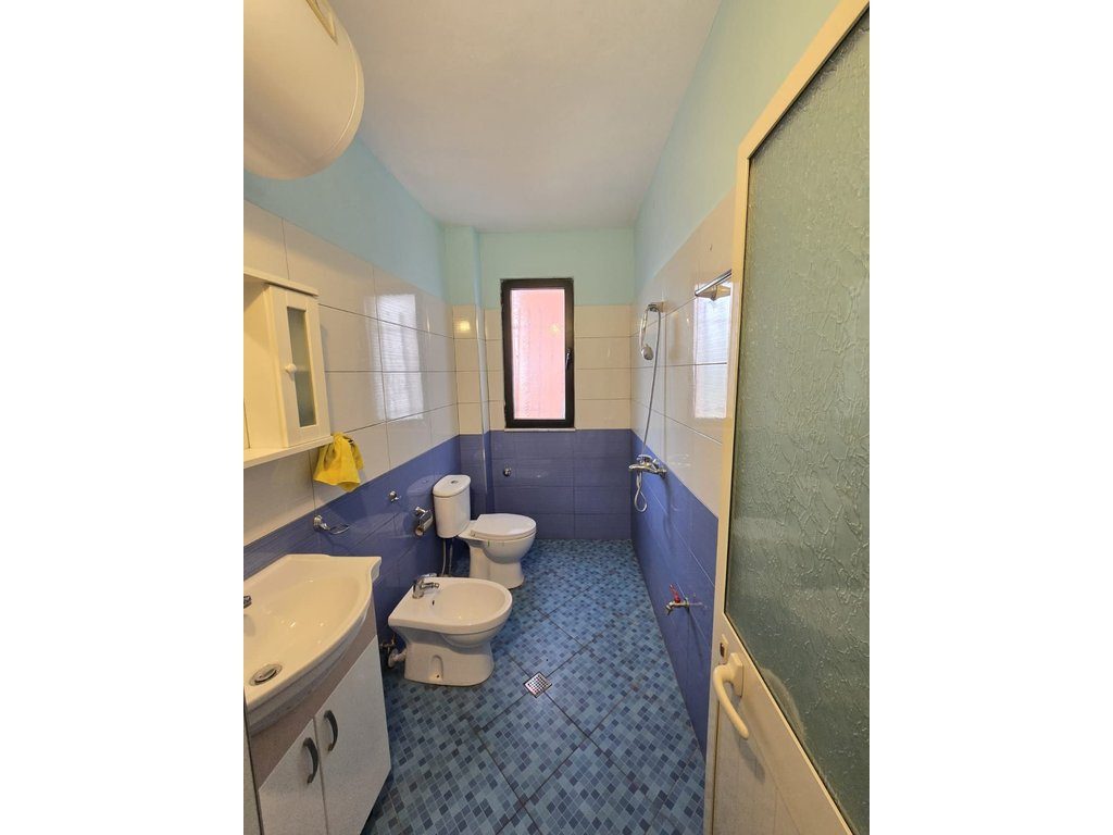 Shitet apartament 1+1 i mobiluar në qendër të Babrrus
