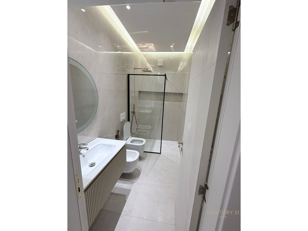 Jepet me qira apartament 1+1 Rruga 5 Maj .