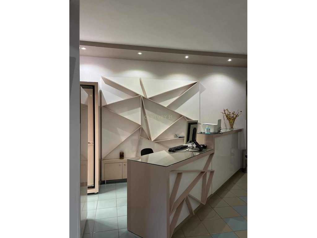 Jepet me qera hotel në Sarandë