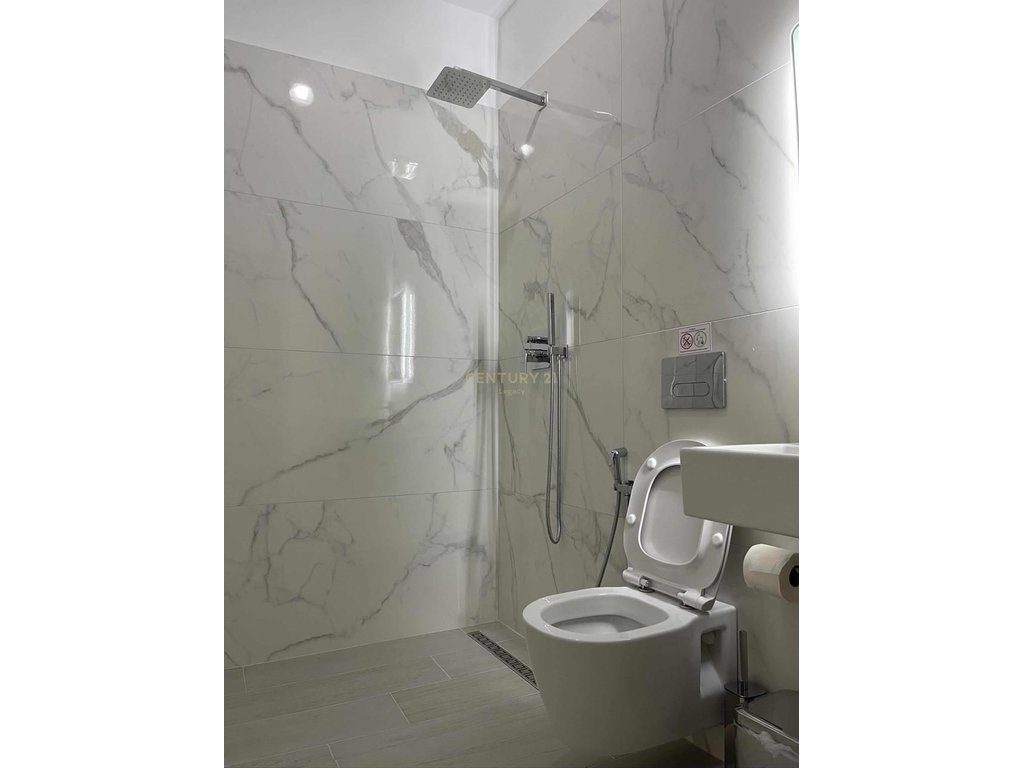 Jepet me qera hotel në Sarandë