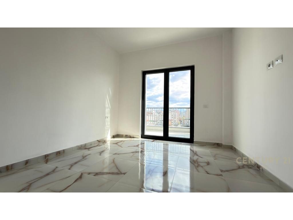 Jepet apartament 2+1+2 per Zyra tek Rruga e Barrikadave!