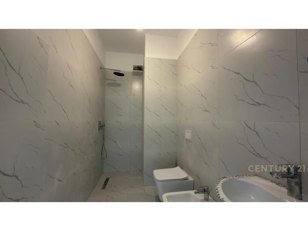 Jepet apartament 2+1+2 per Zyra tek Rruga e Barrikadave!
