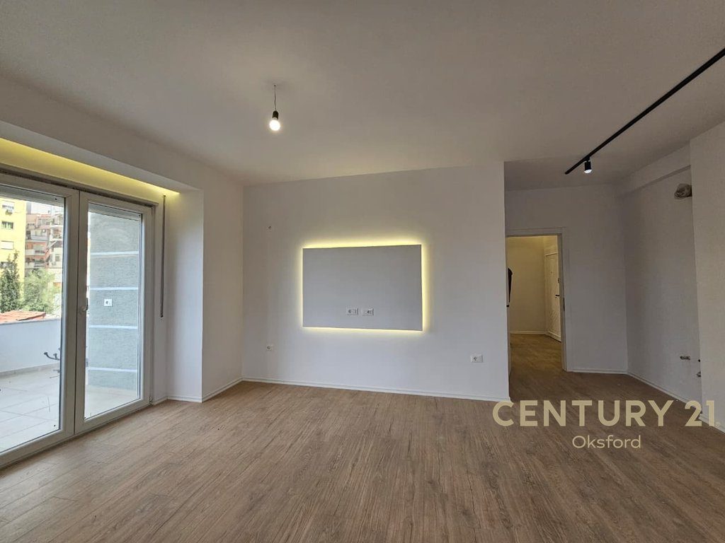 SHITET APARTAMENT 2+1+2 NE HYRJE TE FRESKUT