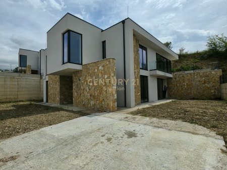 Vilë Individuale 3 kateshe për shitje në Farkë e Vogël, Tiranë - 499,000€