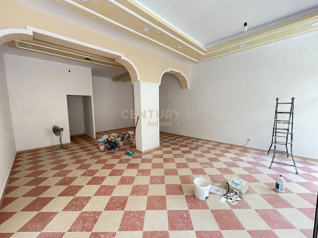 Dyqan Me Qira në Lungomare, Vlorë - 600€