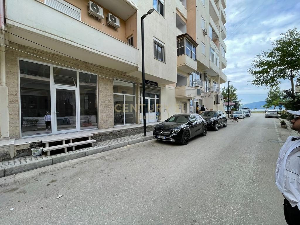 Dyqan Me Qira në Lungomare, Vlorë - 600€