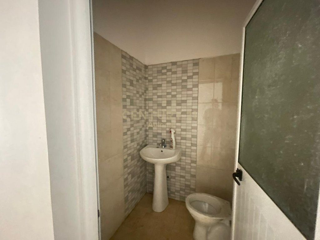 Dyqan Me Qira në Lungomare, Vlorë - 600€