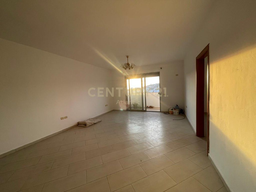 JEPET ME QIRA APARTAMENT 2+1+2 TUALETE TEK DREJTORIA E POLICISE, DURRES!