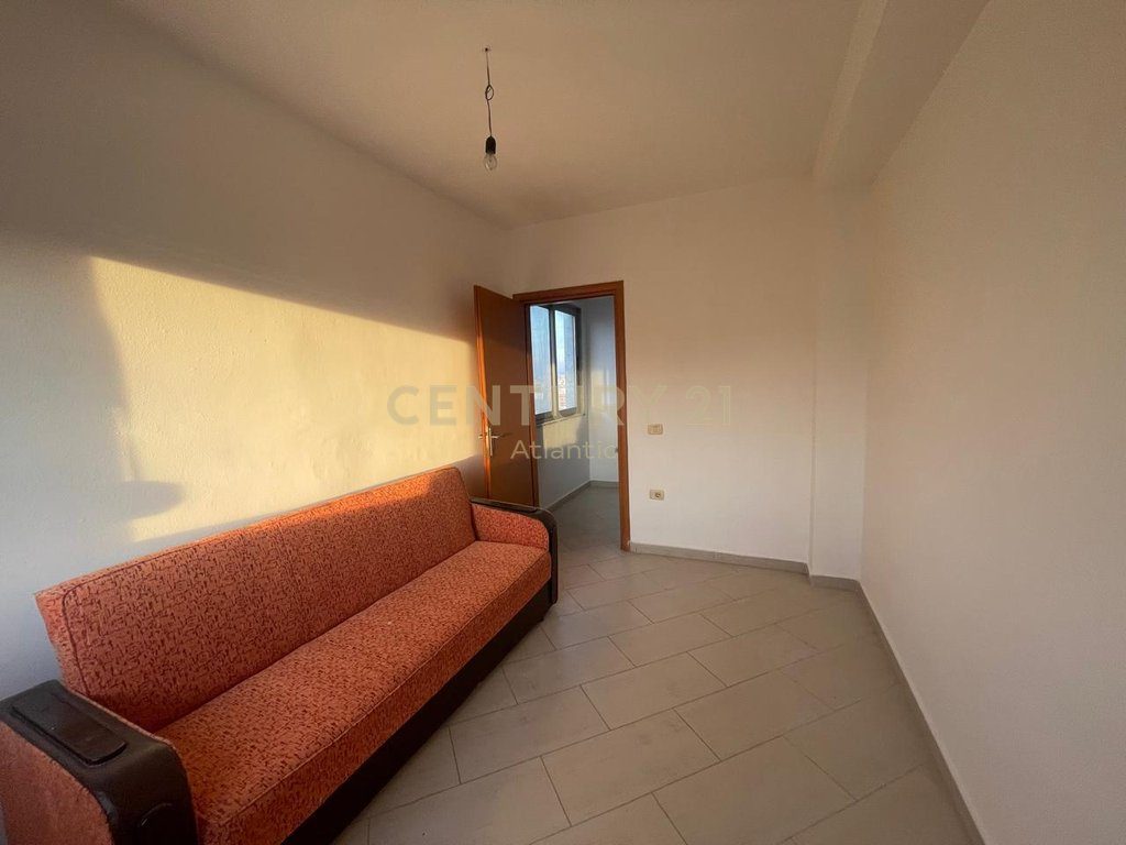 JEPET ME QIRA APARTAMENT 2+1+2 TUALETE TEK DREJTORIA E POLICISE, DURRES!
