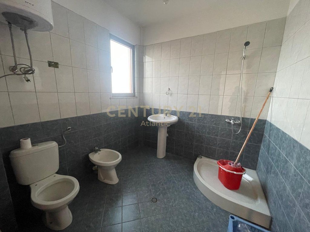 JEPET ME QIRA APARTAMENT 2+1+2 TUALETE TEK DREJTORIA E POLICISE, DURRES!