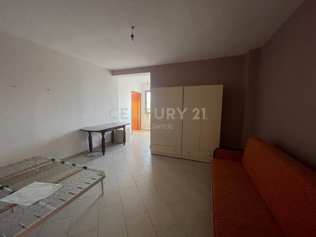 JEPET ME QIRA APARTAMENT 2+1+2 TUALETE TEK DREJTORIA E POLICISE, DURRES!