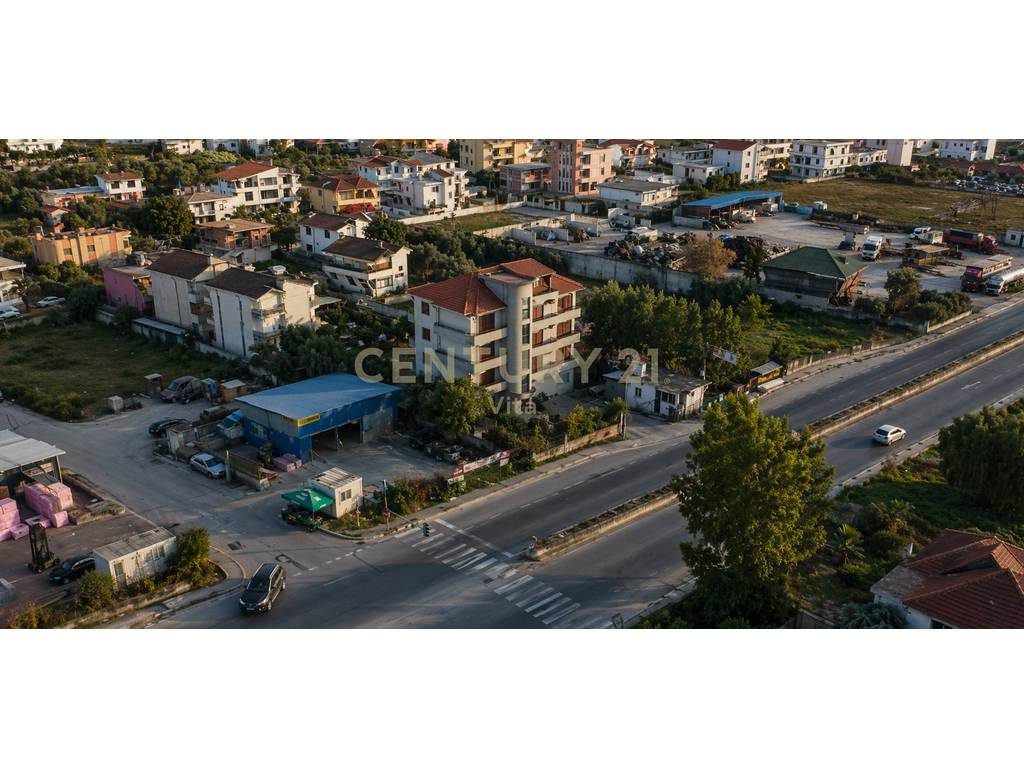 Shitet Ndërtesë 4 Kate me Oborr, Magazinë, Tokë 1308m² dhe Dyqan, Buzë Autostradës së Unazës Durrës, Arapaj !! - Century...