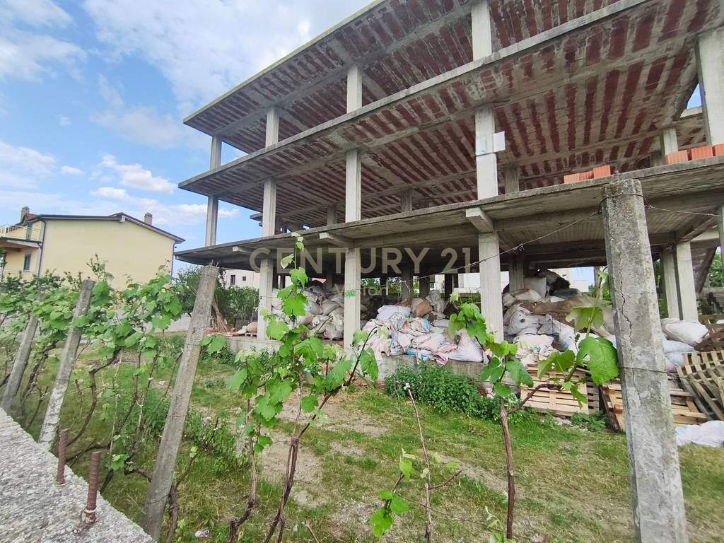 Shtëpi 3-kateshe + toke për shitje , Mark Lula, Shkodër  | 800 m²