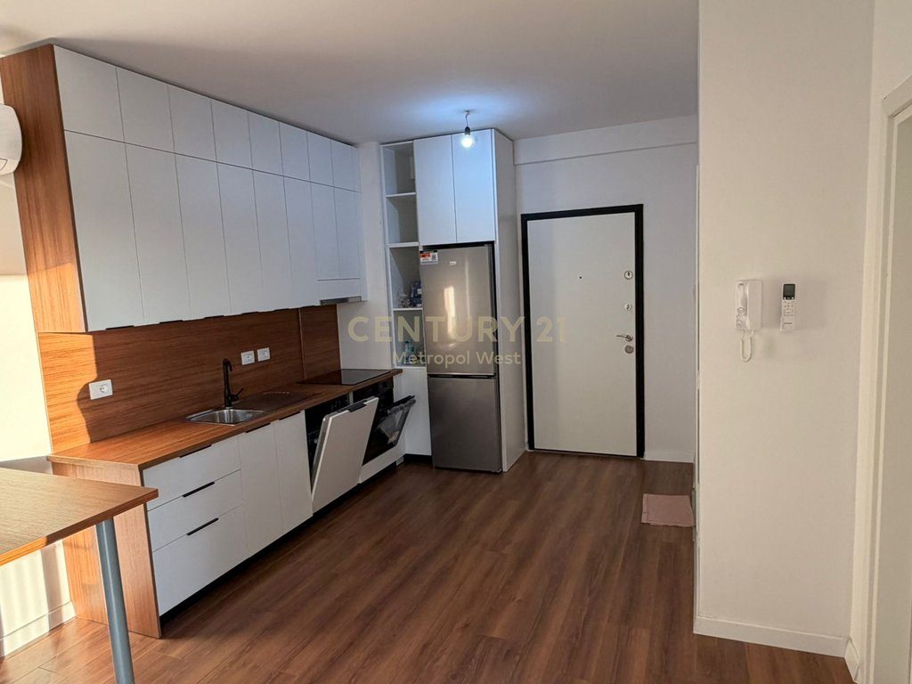 Jepet me Qira Apartament 1+1+Ballkon në Univers City!