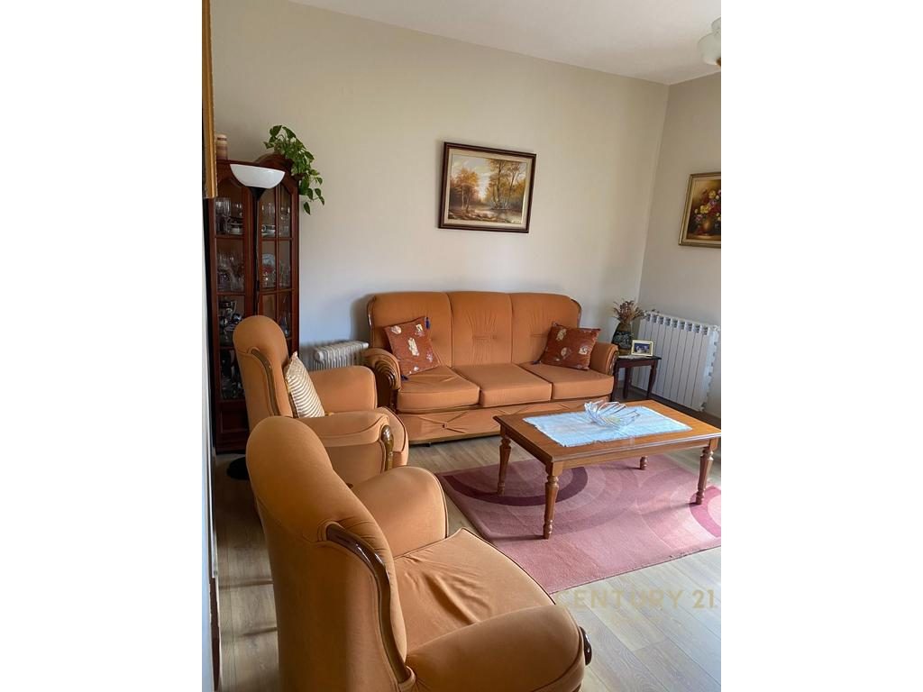 APARTAMENT PËR QIRA 3+1 ME POST PARKIMI PRANE QYTETIT TE STUDENTIT