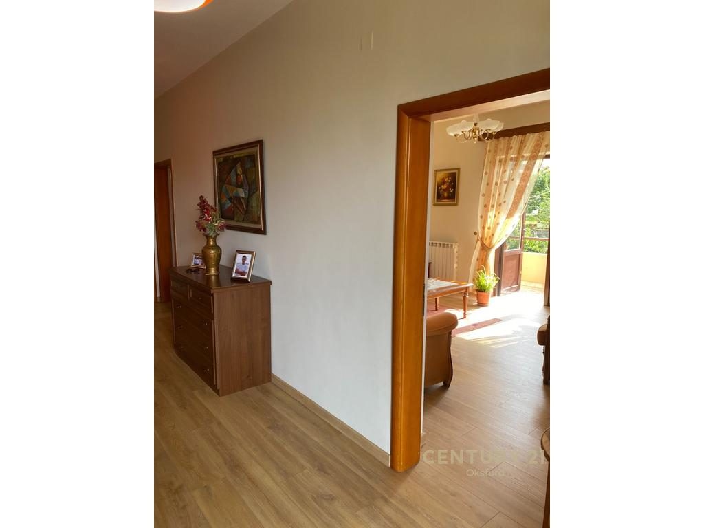 APARTAMENT PËR QIRA 3+1 ME POST PARKIMI PRANE QYTETIT TE STUDENTIT