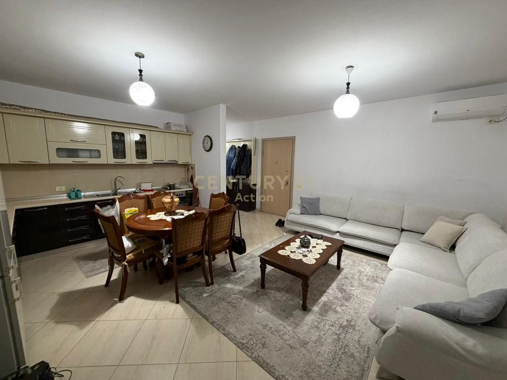 Shitet apartament te Gener 2 ne rrugen “Jordan Misja”.