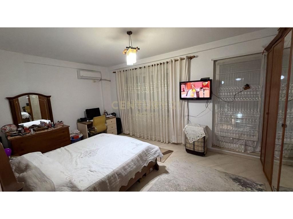 Shitet apartament te Gener 2 ne rrugen “Jordan Misja”.