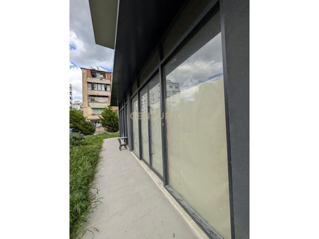 Shitet Njesi Komerciale ne Rr.Miha Grameno  - 295,000€ | 84 m²