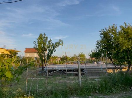 Tokë per shitje 7,500 m² buzë Autostradës në Laç – Perfekte për Showroom & Kapanone