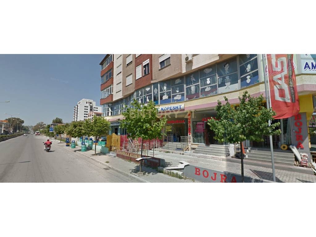 Ambient Komercial Me Qira në Hyrjen e Durrësit !