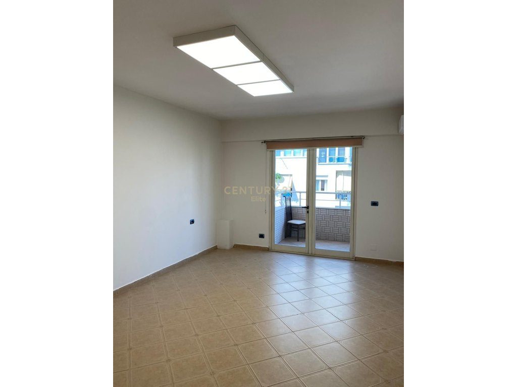 Ambient Zyrash 1+1 Me Qira | Myslym Shyri, pranë Drejtorisë së Policisë, Tiranë | 600€ | 70 m²