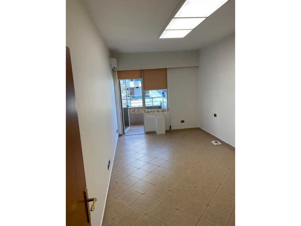 Ambient Zyrash 1+1 Me Qira | Myslym Shyri, pranë Drejtorisë së Policisë, Tiranë | 600€ | 70 m²