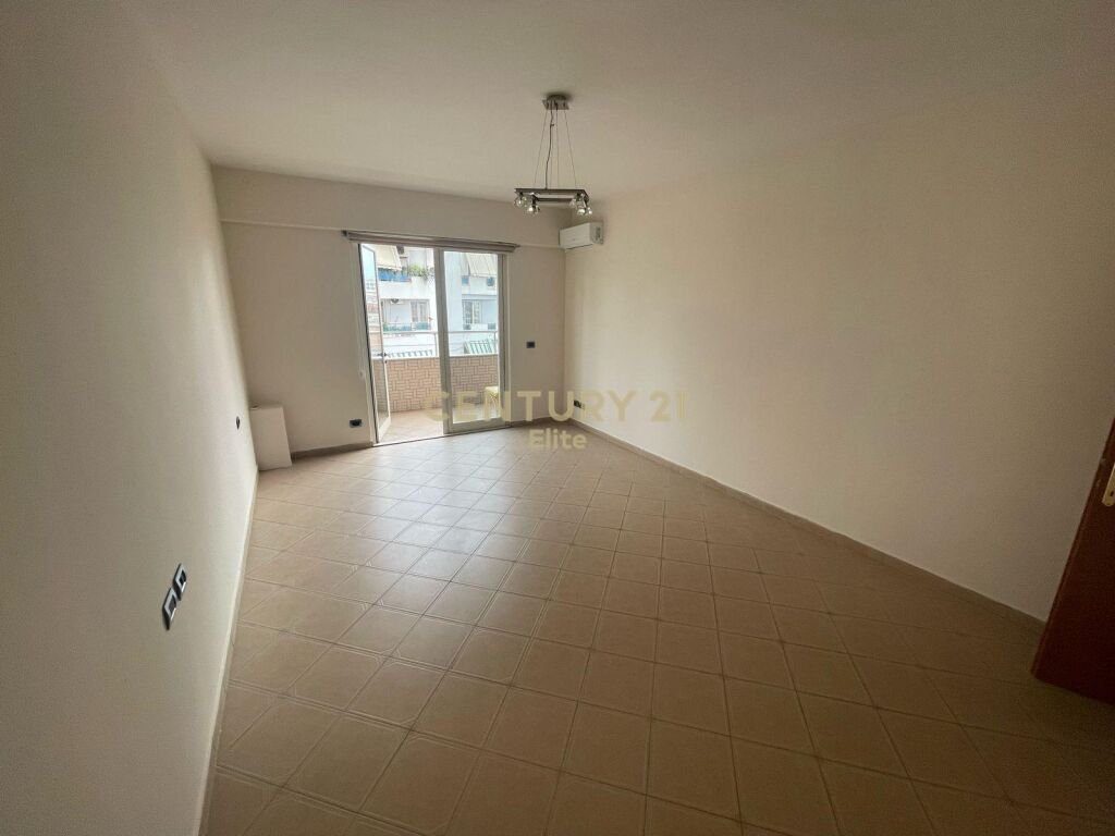 Ambient Zyrash 1+1 Me Qira | Myslym Shyri, pranë Drejtorisë së Policisë, Tiranë | 600€ | 70 m²