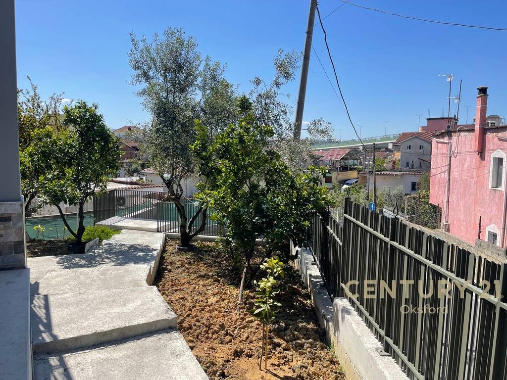 PËR SHITJE: VILË 2-KATËSHE + PARKIM NË KATIN E TOKËS DHE OBORR – SHKOZË, TIRANË
