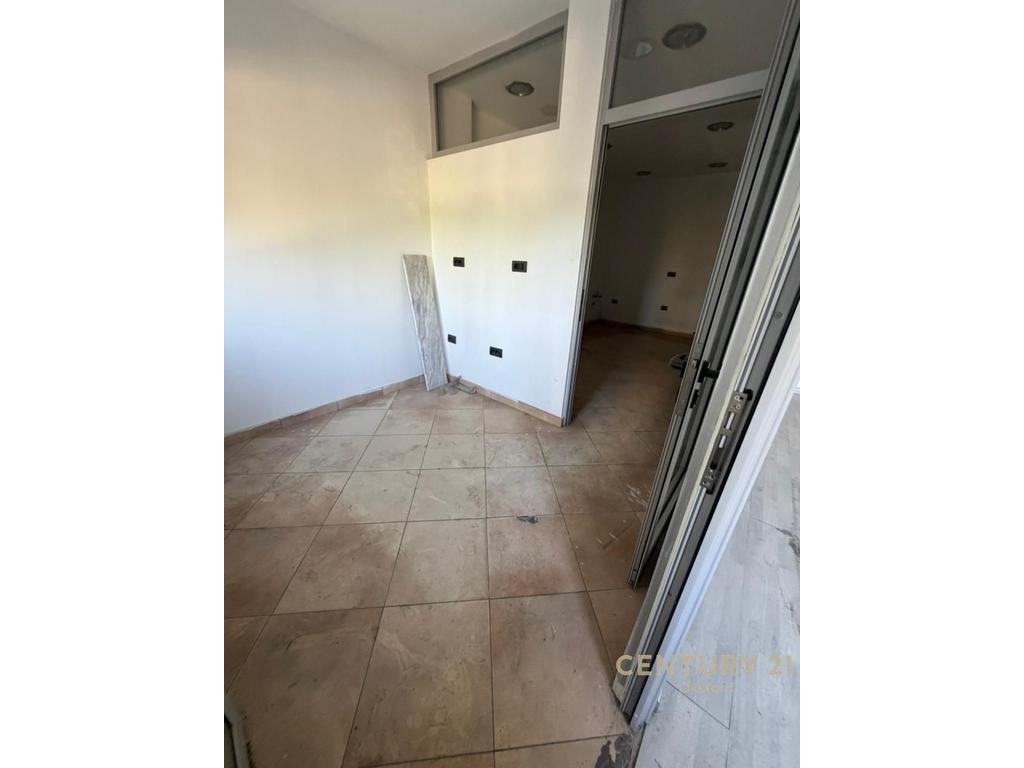Shesim apartament 4+1+2+ballkon tek Rrethi ,tek Terminali i Autobuzave Kashar!