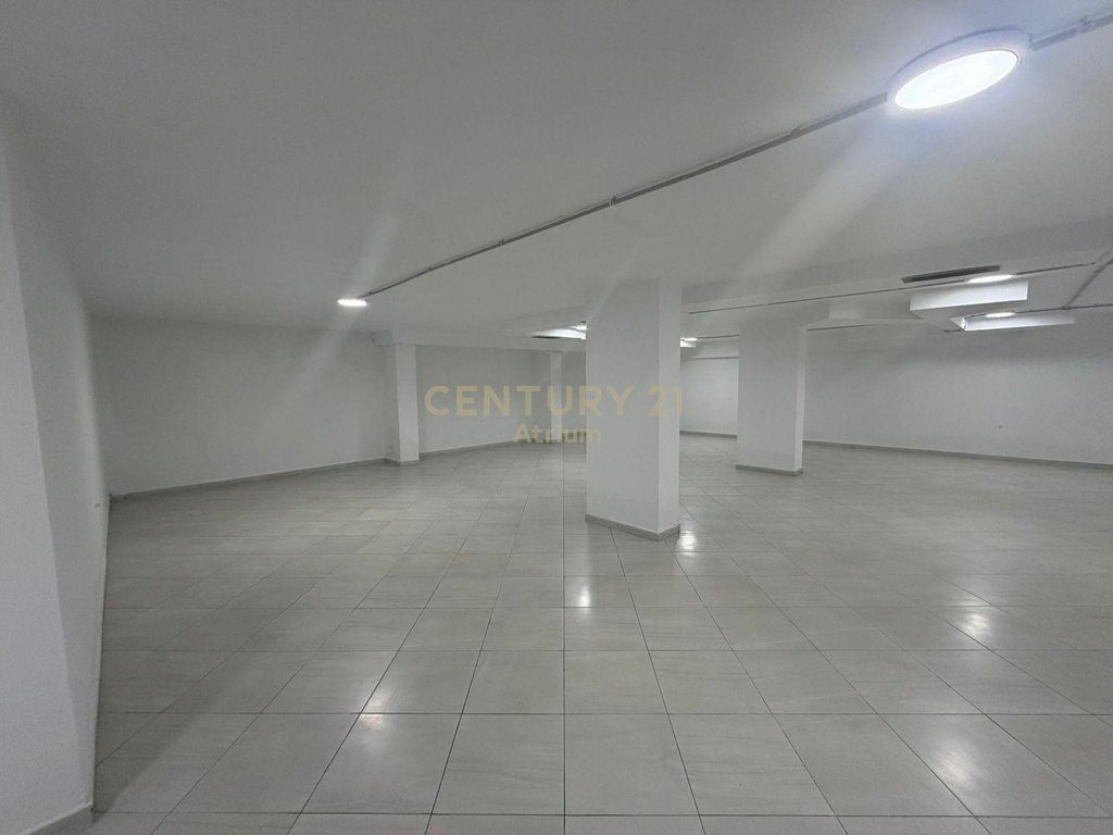 Jepet ambient komercial me qira në Bllok – Lokacion premium!