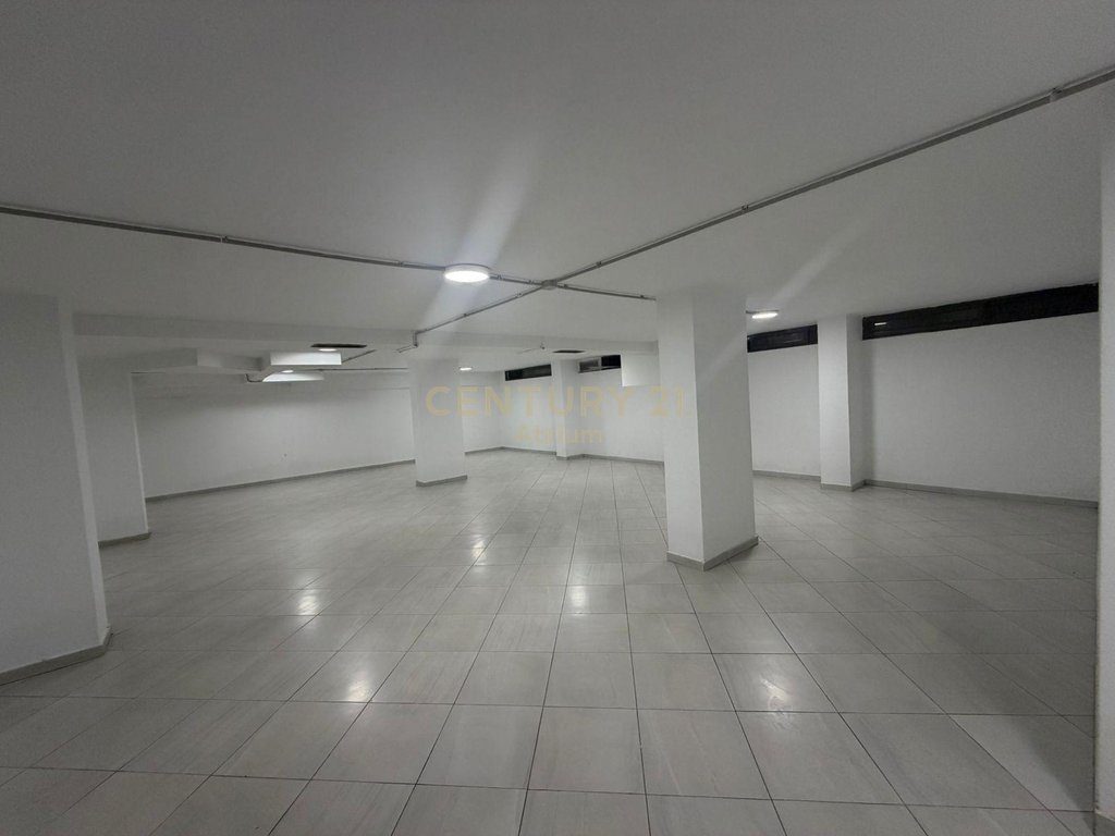 Jepet ambient komercial me qira në Bllok – Lokacion premium!