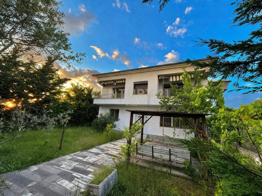 Shitet Vilë 2-Katëshe me Hyrje të Veçantë, Oborr, Garazh dhe Dyqan në Arapaj, Durrës !!