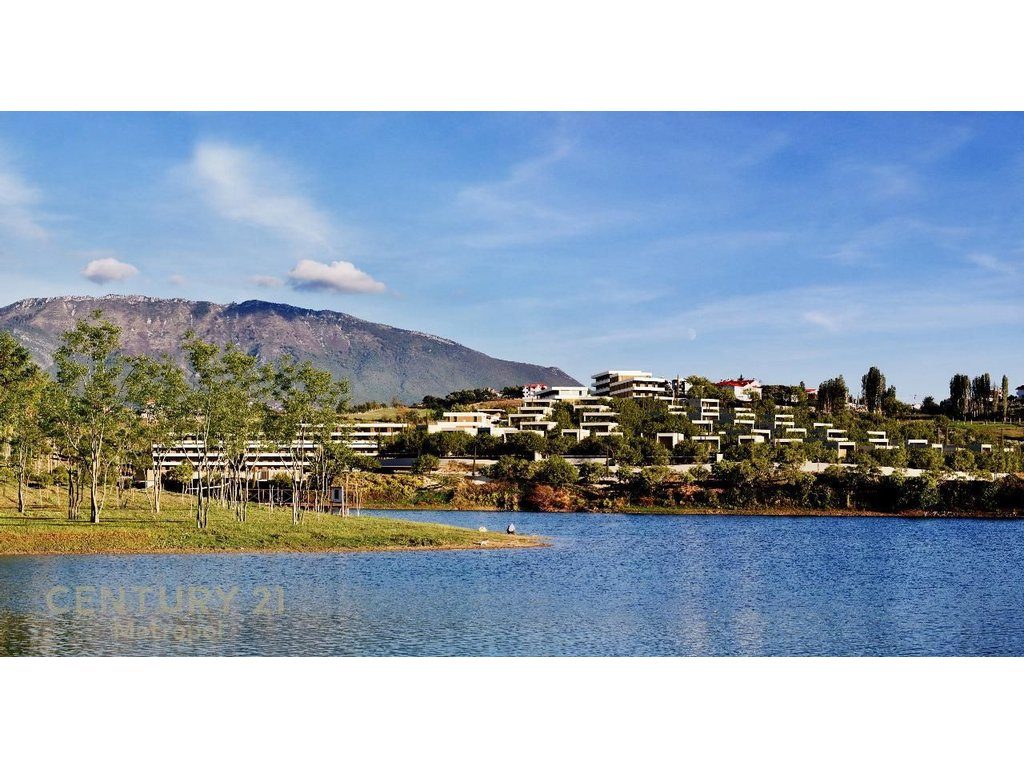 Apartament 2+1+2 me Verande tek Lake Front Residence, Farke!