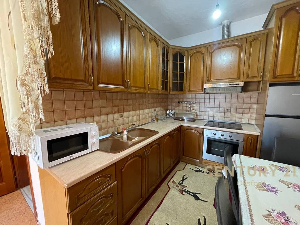 SHTËPIA ME QIRA (Apartament 2+1 me Verandë për Qira – Shkozë)