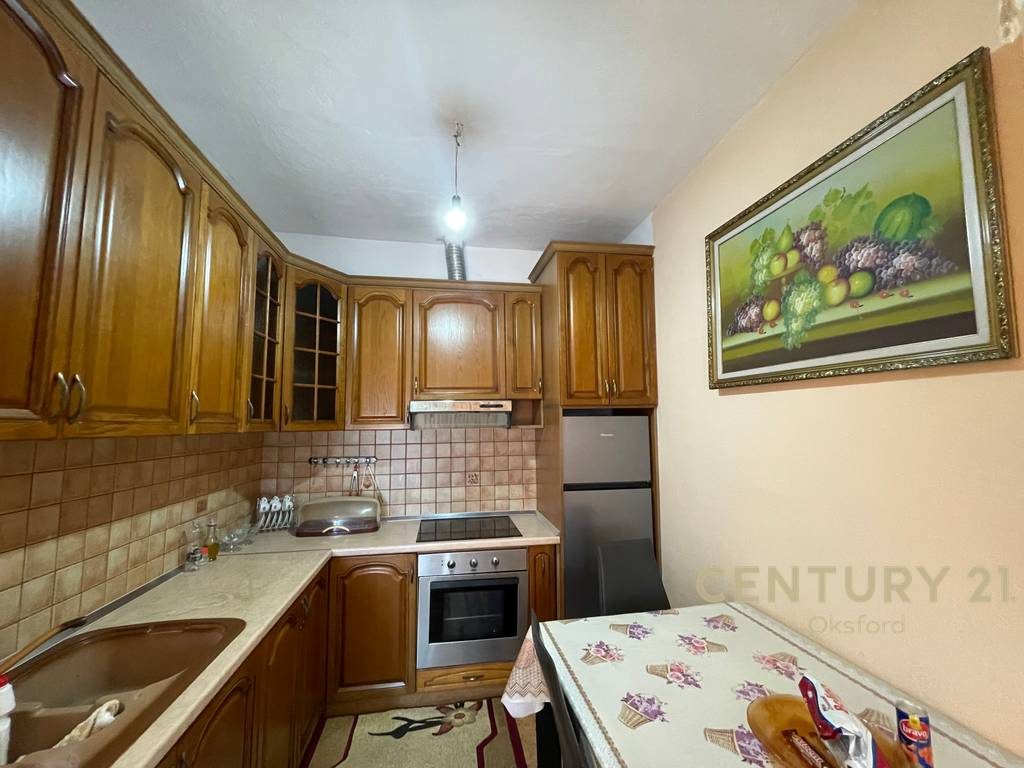 SHTËPIA ME QIRA (Apartament 2+1 me Verandë për Qira – Shkozë)