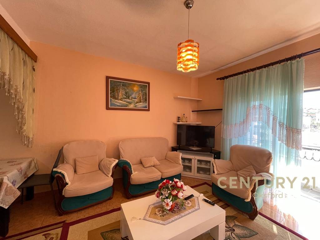 SHTËPIA ME QIRA (Apartament 2+1 me Verandë për Qira – Shkozë)