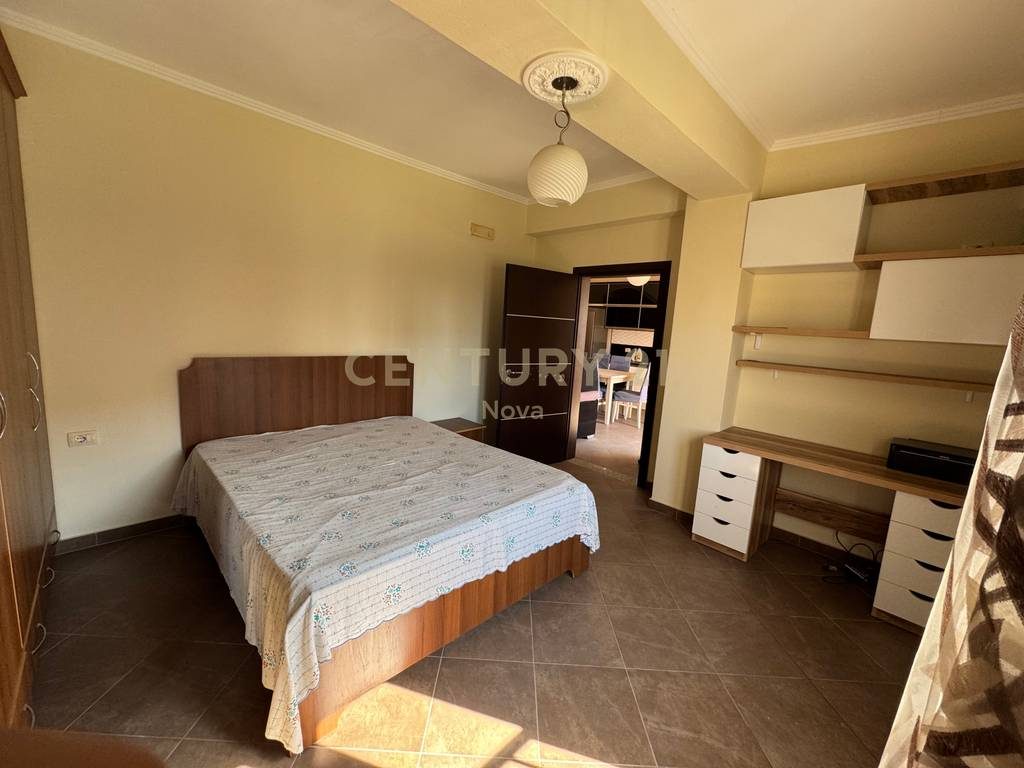 Shitet Apartament 3+1+2 Qender Lezhe