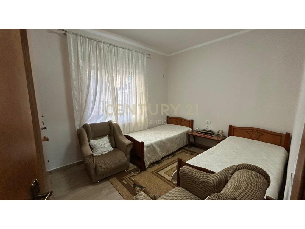JEPET APARTAMENT 2+1 ME QERA PRANE STADIUMI NE DURRES!