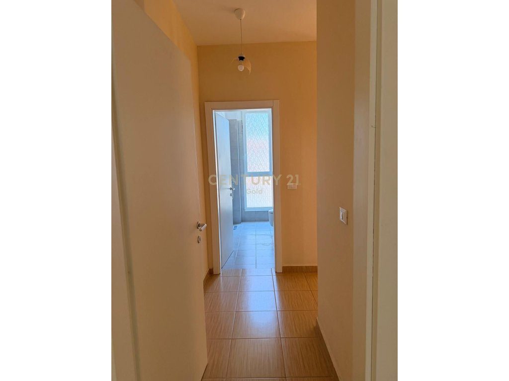 Apartament 2+1+2 + ballkon Me Qira tek Bulevardi i Ri, Tiranë - 50,000 Leke | 120 m²