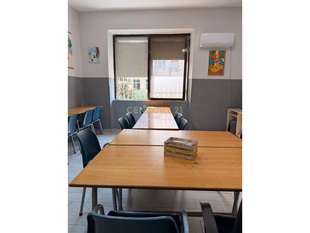 Jepet me qera Apartament 3+1 ne zonen me te kerkuar te tiranes. Ish Blloku , prane sheshit Willson