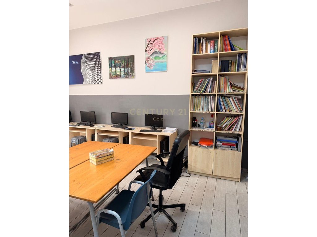 Jepet me qera Apartament 3+1 ne zonen me te kerkuar te tiranes. Ish Blloku , prane sheshit Willson