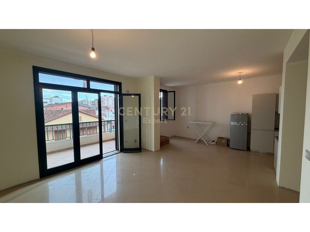 APARTAMENT PËR SHITJE 2+1+MAGAZINË, PAS SHKOLLËS INDUSTRIALE NË VLORË