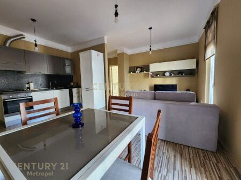 JEPET ME QIRA APARTAMENT 2+1  PRANE MYSLYM SHYRIT !